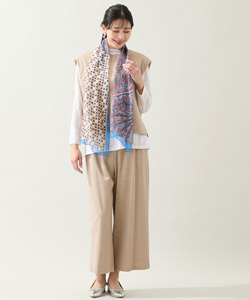 【大きいサイズ】ベストとパンツのセットアップに涼やかなストールを添えた上品カジュアルスタイル