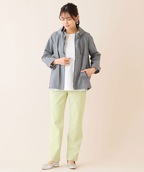 ギンガムチェックのアウターにイエローのパンツで抜け感をプラス。春のお出かけにピッタリのコーディネートです