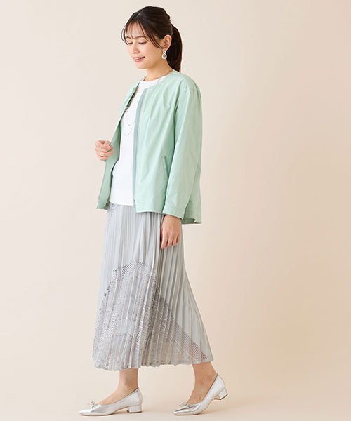 春のムードを盛り上げるカラーアウターは花粉が付きにくい機能素材！プリーツスカートとフェミニンにコーディネートしました