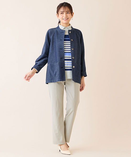 伸びのいいデニムジャージーのジャケットは大人カジュアルにピッタリ！同系色のボーダーセーターと相性抜群です