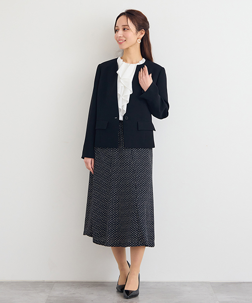 “Find Your Size” -探していたのは、こんな服- 小柄さんに似合う上品でバランスの良いSサイズ服、リリアンビューティエクラ。 Mサイズは一部店舗とオンラインショップにて販売。モデル身長：155㎝