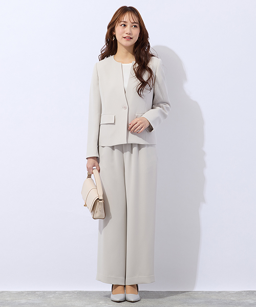 “Find Your Size” -探していたのは、こんな服- 小柄さんに似合う上品でバランスの良いSサイズ服、リリアンビューティエクラ。 Mサイズは一部店舗とオンラインショップにて販売。モデル身長：155㎝