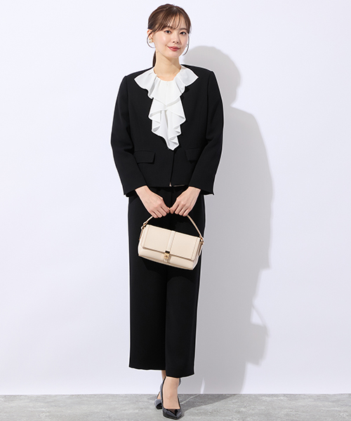 “Find Your Size” -探していたのは、こんな服- 小柄さんに似合う上品でバランスの良いSサイズ服、リリアンビューティエクラ。 Mサイズは一部店舗とオンラインショップにて販売。モデル身長：166㎝