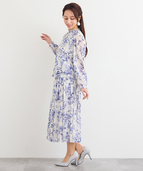 “Find Your Size” -探していたのは、こんな服- 小柄さんに似合う上品でバランスの良いSサイズ服、リリアンビューティエクラ。 Mサイズは一部店舗とオンラインショップにて販売。モデル身長：155㎝