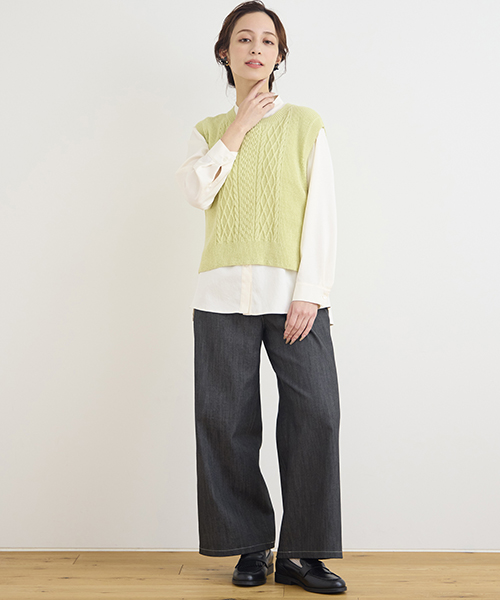 “Find Your Size” -探していたのは、こんな服- 小柄さんに似合う上品でバランスの良いSサイズ服、リリアンビューティエクラ。 Mサイズは一部店舗とオンラインショップにて販売。モデル身長：155㎝