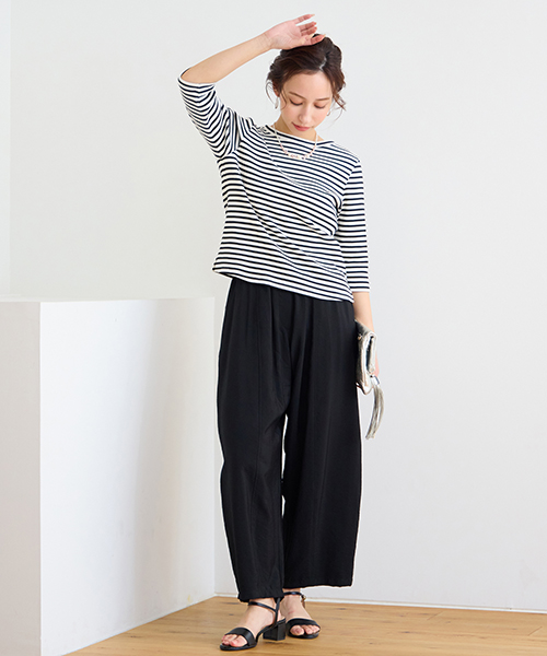 “Find Your Size” -探していたのは、こんな服- 小柄さんに似合う上品でバランスの良いSサイズ服、リリアンビューティエクラ。 Mサイズは一部店舗とオンラインショップにて販売。モデル身長：155㎝