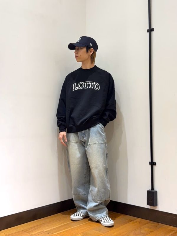 LOTTOのアイテムを使ったストリートコーデです。

シンプルにデニムとスウェットで完成するストリートコーデです。スウェットは、前面に大きく配したアーチロゴとルーズなシルエットが印象的な裏毛プルオーバーです。
