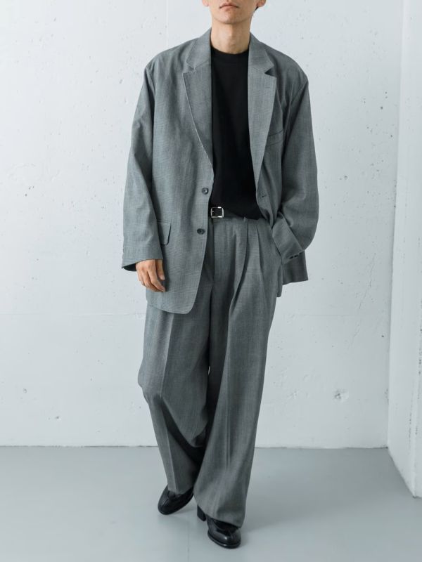 強撚ウールを使用した、new basicのチェック柄シングルジャケットとトラウザーのセットアップスタイル。クラシカルで端正なルックスですが、インナーの選び方でグッと都会的な表情に変化します。