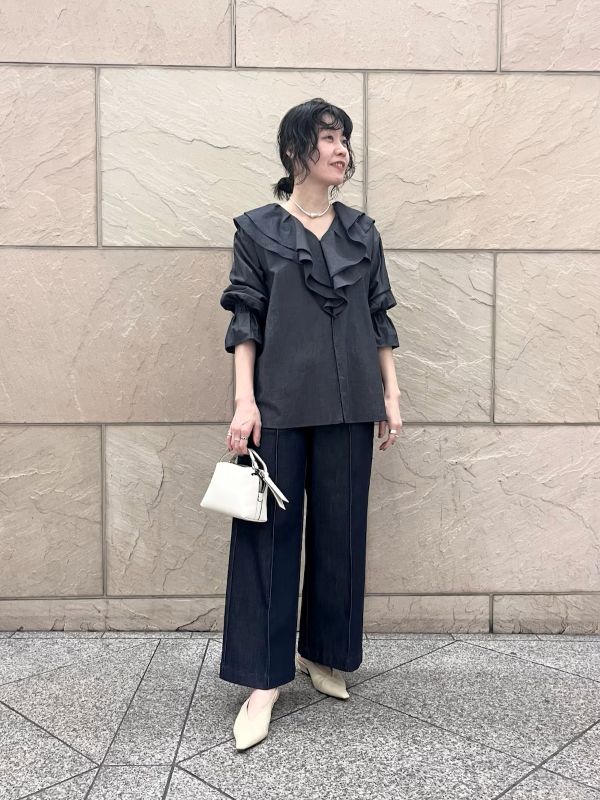 フリルが大胆な映えトップス！
デニムカラーで甘さ控えめな感じが可愛いです。春夏使えるお袖ゴムは嬉しいポイントです!