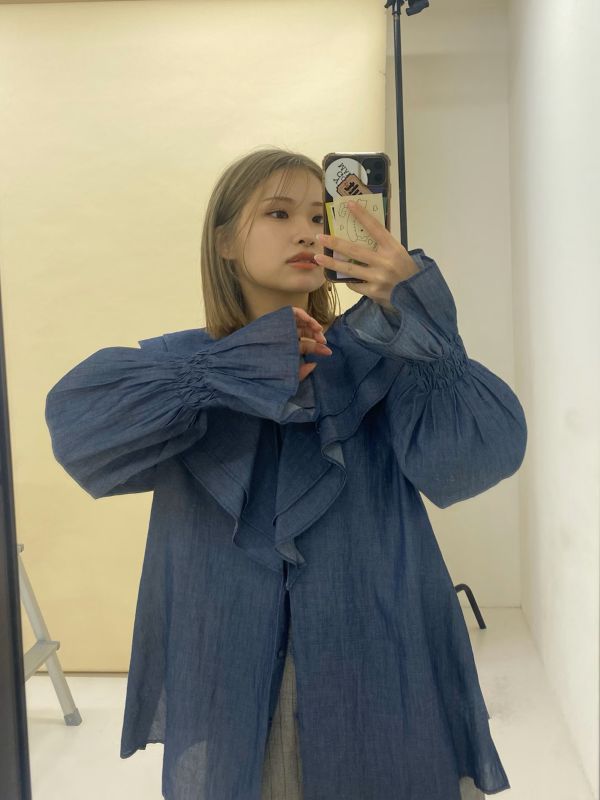 
大きいフリルが可愛すぎる！
これだけで顔周りの雰囲気が華やかになるから、
ボトムはシンプルでok◎