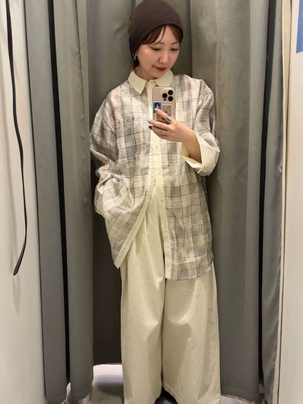 ストライプとチェック柄が
重なったデザインシャツ。
透けすぎないので今の時期から◎

ホワイトのパンツで柔らかいトーンに。
シンプルな合わせで映えます！