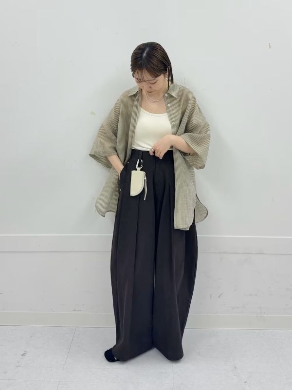 これからの時期にぴったりの
涼しげなシアーシャツ。
ストライプ柄で大人っぽく着られます！

ゆるっとパンツでラフに合わせました！
羽織スタイルだとスッキリ見せできます◎