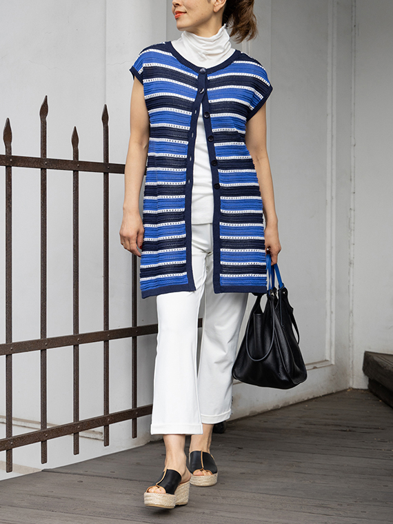 前後どちらを前にしても着られる設計のチュニックをボタンを前にしたジレとして、細身のパンツと合わせたコーディネートです。裾まで続くボタン使いがタテのラインを強調し、チュニック丈でも重たく見えず、颯爽とした佇まいを演出してくれます。
モデル身長：162cm
