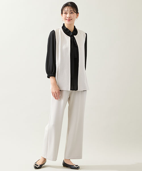 【大きいサイズ】ベージュのセットアップで上品きれいな印象に。黒のブラウスやシューズが全体を引き締めてくれます