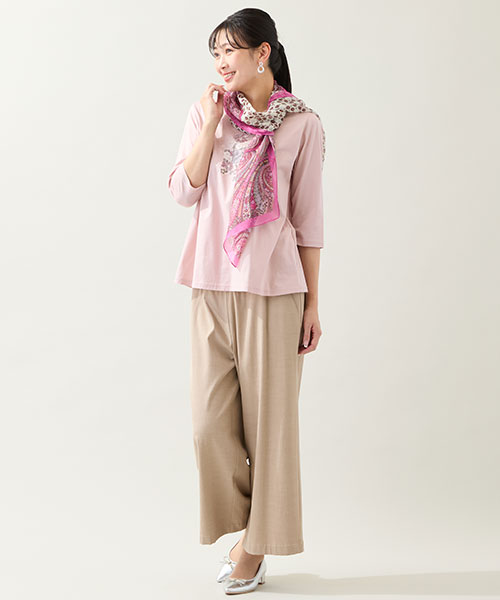 【大きいサイズ】春に着たくなるピンクのコーディネート。ボトムはベージュのワイドパンツでカジュアル感をプラス