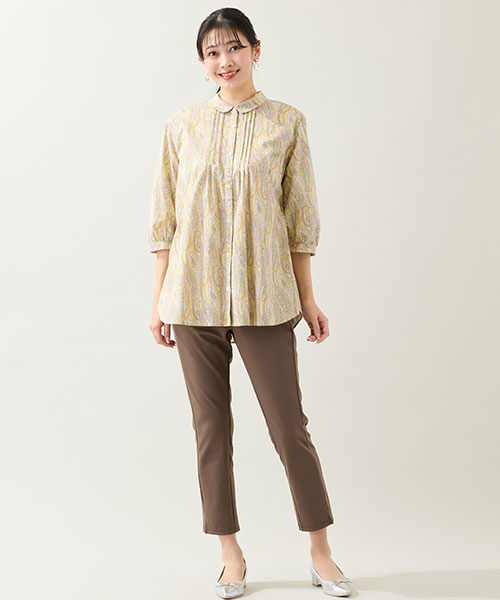 【大きいサイズ】爽やかなコットンシャツはリバティのペイズリー柄が美しい一枚。爽やかなイエローにブラウンのパンツを合わせた甘カジュアルスタイルです