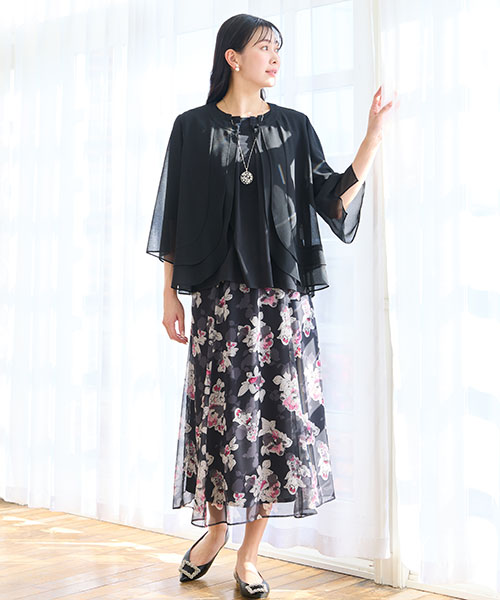 【大きいサイズ】優雅に華やぐフラワースカートのエレガンススタイル。ブラックが全体を引き締め凛とした印象に。