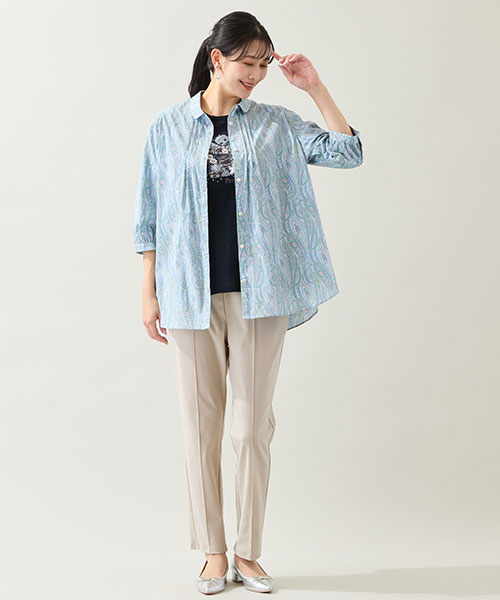 【大きいサイズ】ブルー×ネイビーのコントラストが爽やかなリバティプリントのシャツコーデ