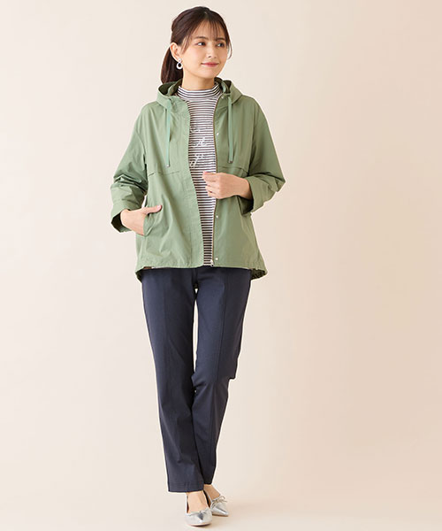 カーキのジャケットにブラウンのボーダーを合わせた大人カジュアルコーデ