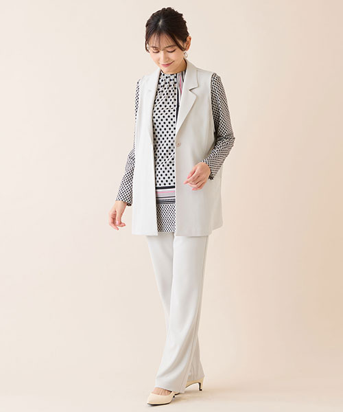 ジレとパンツのセットアップに同系色のプリントインナーを合わせたエレガンスルック
