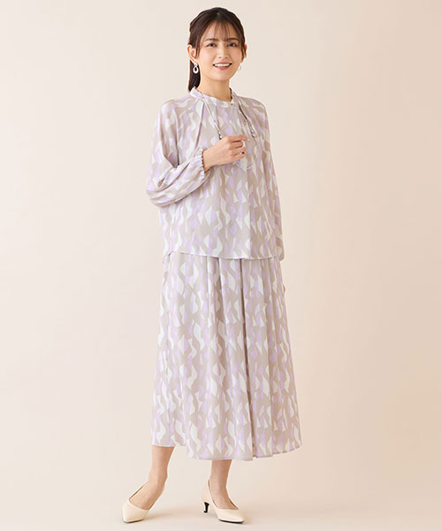 ワンピース風に楽しめる幾何柄のセットアップスタイル
