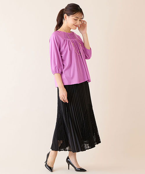 気分が高揚するピンクのプルオーバーとレースを接いだプリーツスカートとの優雅な着こなし