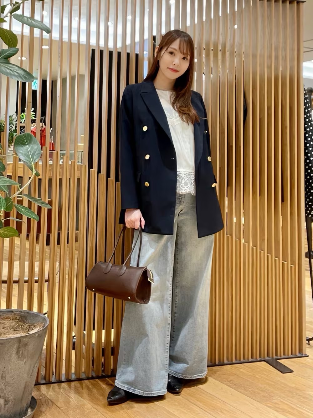 【キャミソール】レースキャミソール
白はとっても人気で店頭でも完売していたのですが、オンラインでは予約できるようになってますね！
肩紐のアジャスターでの着丈調整の幅が広く、短めからかなり長めまで、お好みの着丈に変更できます。