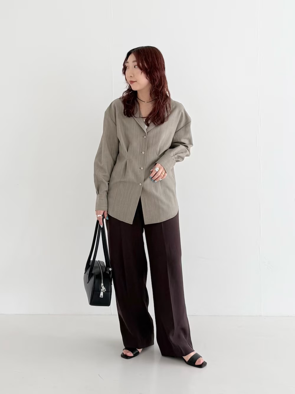 【トップス】
new basicのシャツはシルエットがとても綺麗なアイテム。
ウエストにタックが入った、女性らしいラインが特徴的です！