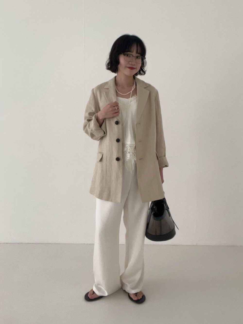 ◯ジャケット
ナチュラルな風合いなので、ジャケットですがカッチリしすぎず、程よいカジュアルさで着ていただけます◎
リネン素材と裏地のない仕立てが通気性ばっちりで、春から初夏にかけてさらっと羽織れます。