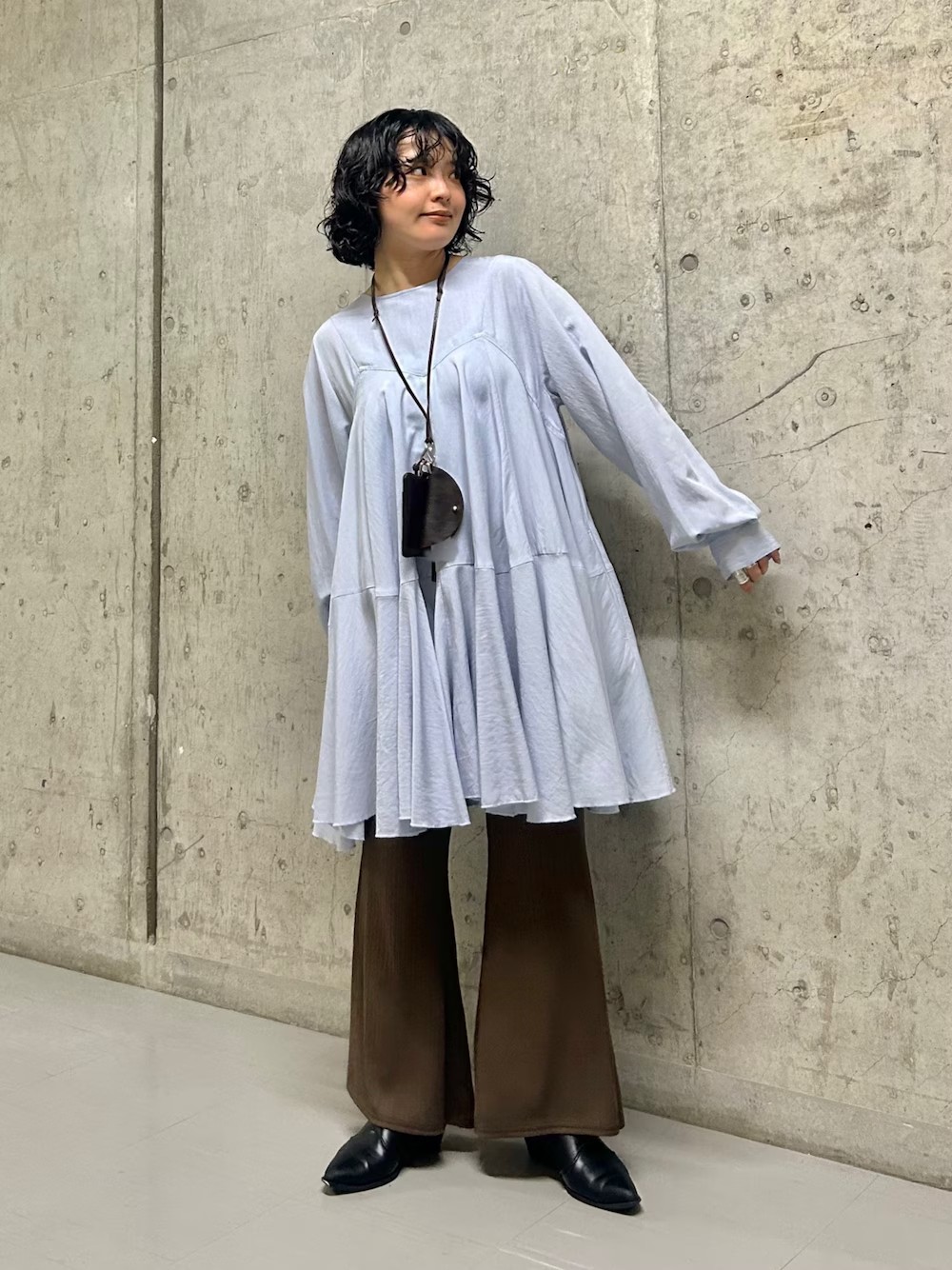 ミニワンピースが甘めになりすぎないように合わせました！
パンツはウエスト1回折って着用しています◎