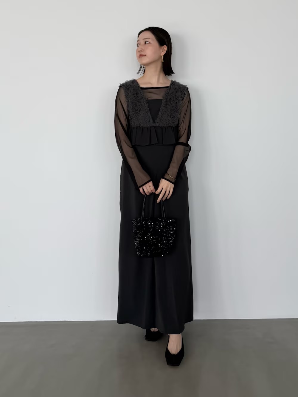 【ANDRESD アンドレスド】
ドレス+シアートップスのセットアイテム。
Vネックで顔周りをスッキリ見せてくれますよ◎
体のラインを拾わないシルエットで、スタイルアップも叶います!