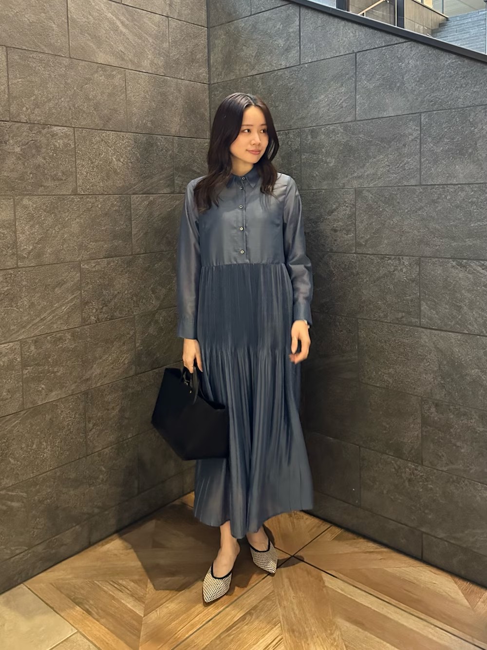 プリーツデザインが目を惹くシアーシャツワンピース.

シアー素材は程よい上品な透け感◎

1枚できちんと感があり、レイヤードコーデも叶う着回し力◎◎