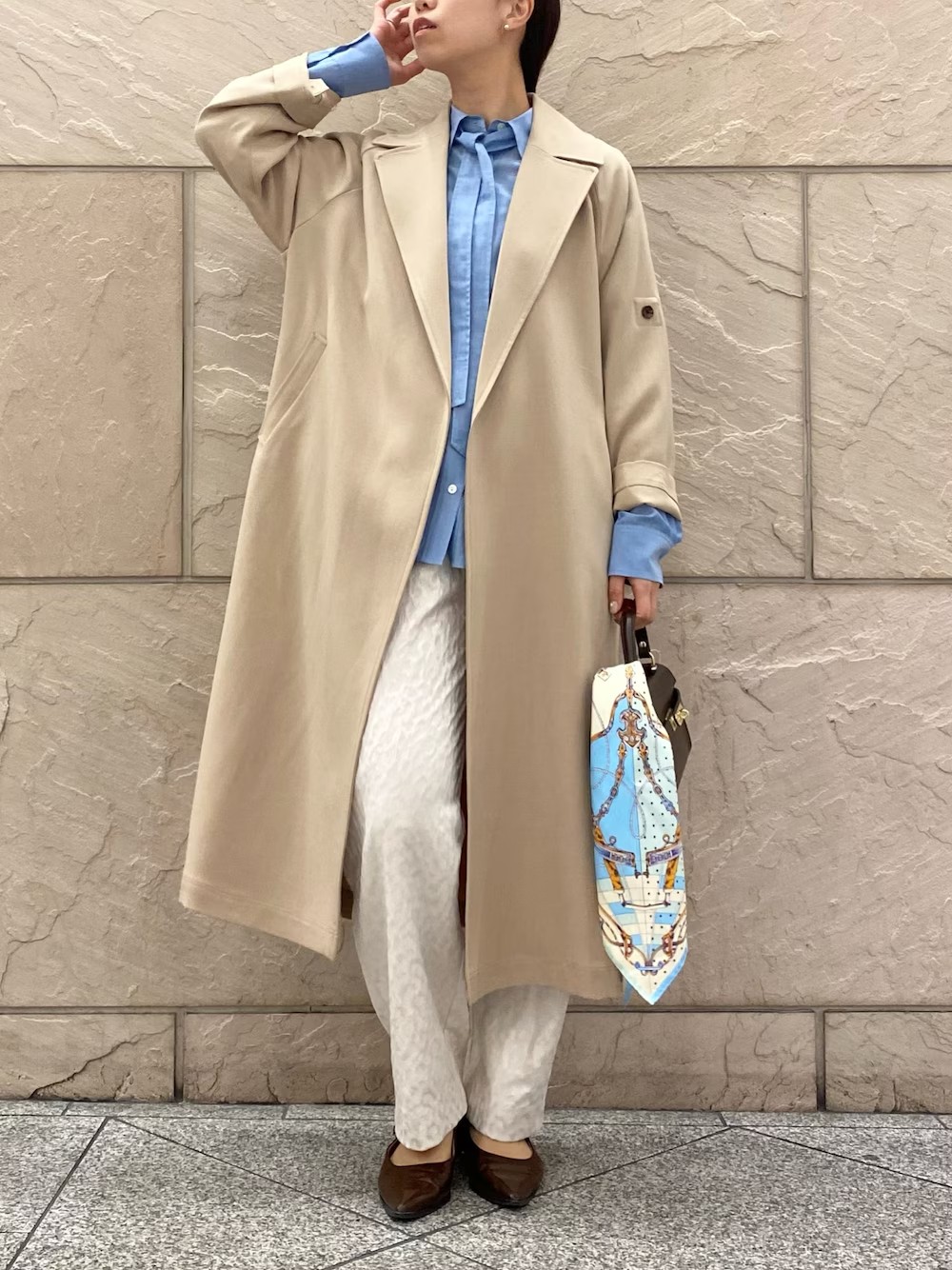 コートは裏地なしの薄手の生地ですが
とろんと落ちる上品な素材を使っているので
高級感がありお仕事使いにも◎

シアー感のあるデニムのような綺麗なサックスブルーが
春らしさをグッと底上げしてくれるシャツ。
ボウタイは取り外し可能ですので
そのときの気分で付け替えてください！