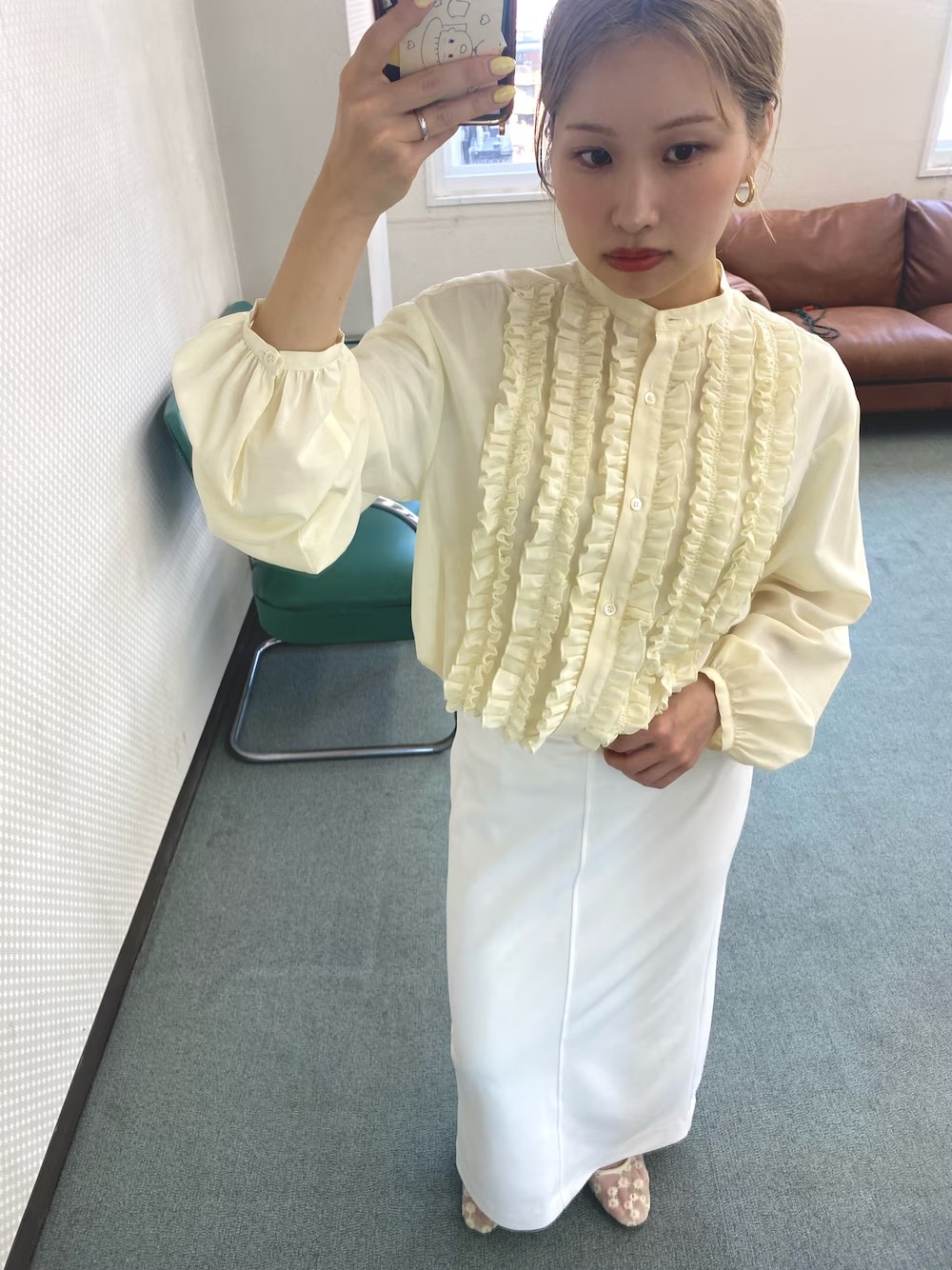 オンラインストア限定のフリルブラウス！
レモンカラーが可愛い〜
ジャケットの下に合わせても映えそうです！
スカートはストレッチ効いてて足捌きも良いです！