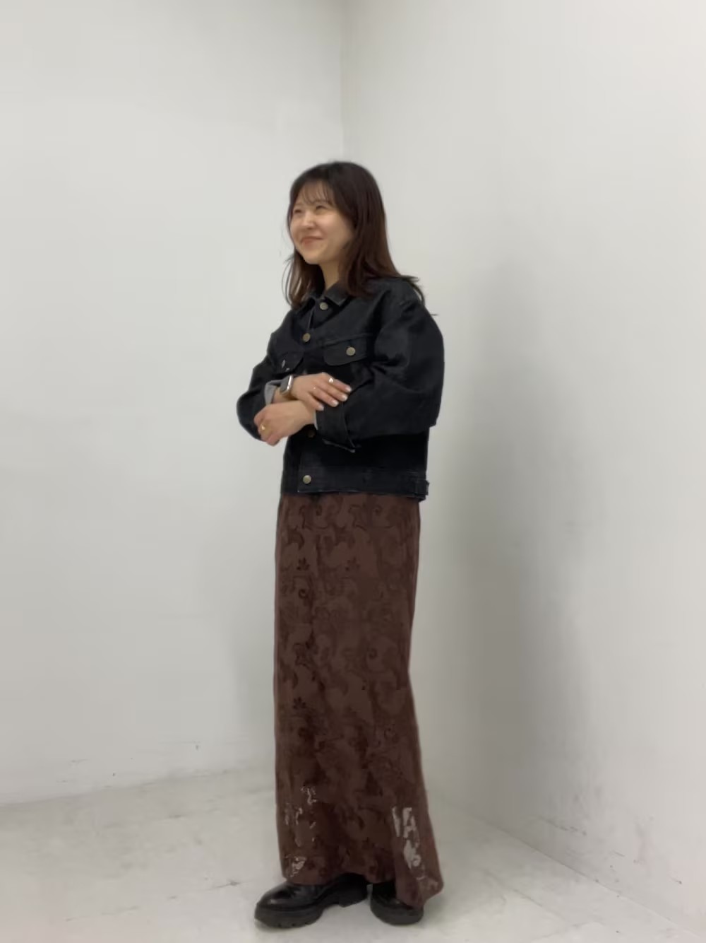 LEEのデニムジャケットはショート丈の方を着てます！
150センチだとおしり上くらいの丈感なのでバランスよく着られます！

ブラウンのレーススカート珍しくて可愛くなりすぎず着られそうです◎