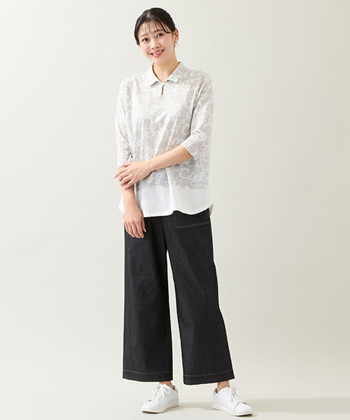 【大きいサイズ】スニーカーと好相性のスキッパートップス＆デニムのコーディネート。モノトーンでまとめればスッキリとした印象に。