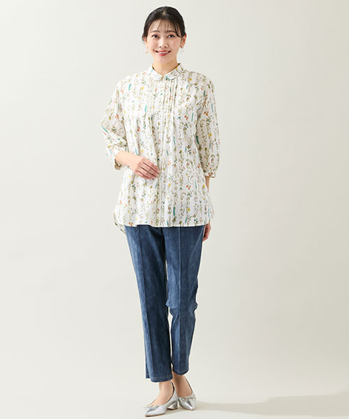 【大きいサイズ】涼やかに羽織れるボタニカル柄の綿ローンシャツ。デニム柄のパンツと甘カジュアルな着こなしを楽しんで♪