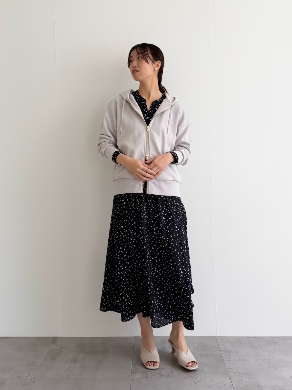 ROSSOの春パーカー
スタンダードな身頃で定番に使える1着です。
柔らかいアイスグレーのカラーが
キレイめワンピとも相性◎です！
手元のRの刺繍もワンポイントで可愛いです！