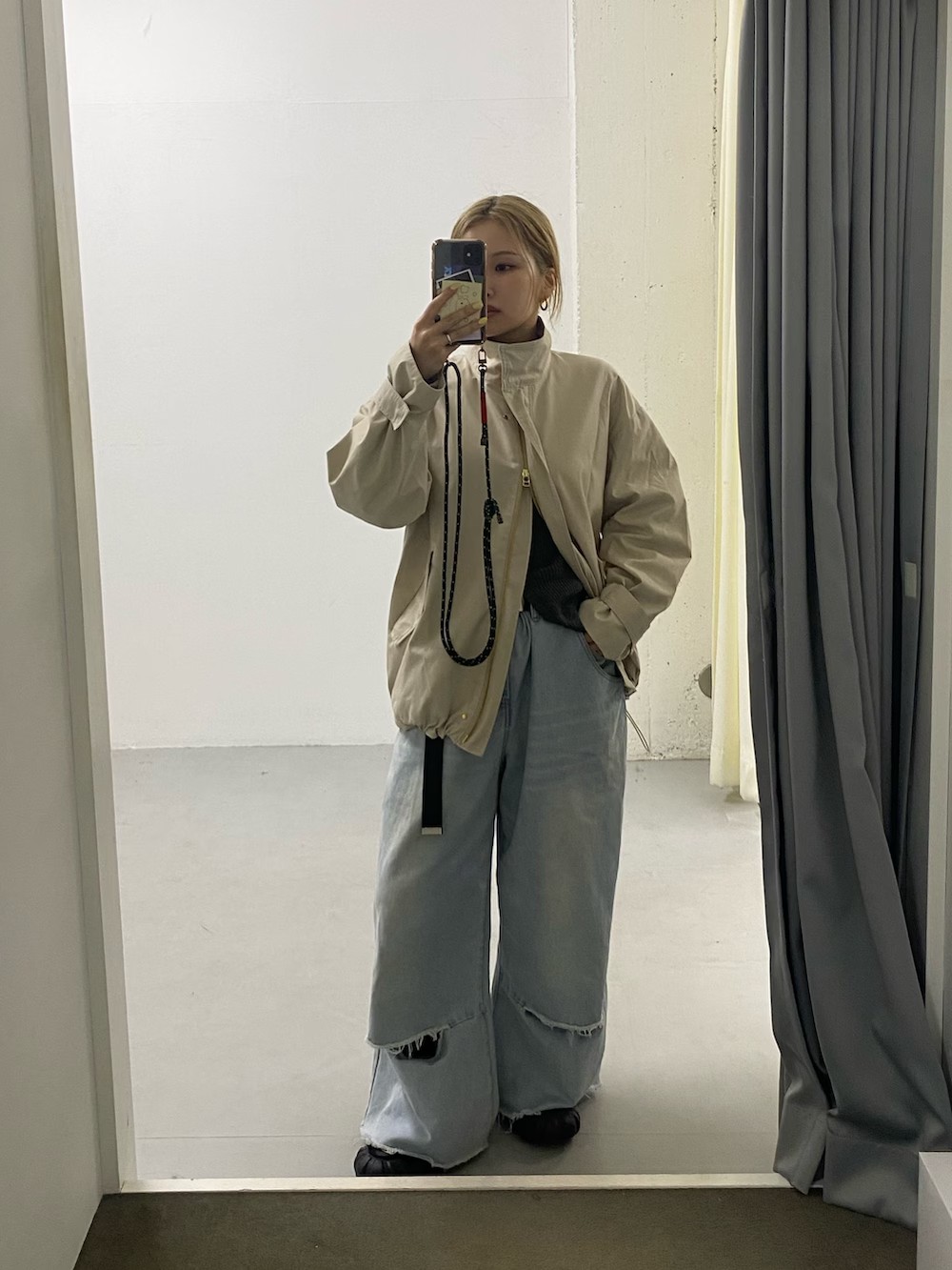 撥水加工付きのミドルジャケット。
金具がゴールドなので、キレイめな雰囲気でも
合わせやすい◎
ダブルジップなのでアレンジ可能。
下を開けるのがすっきりみえるのでオススメ〜