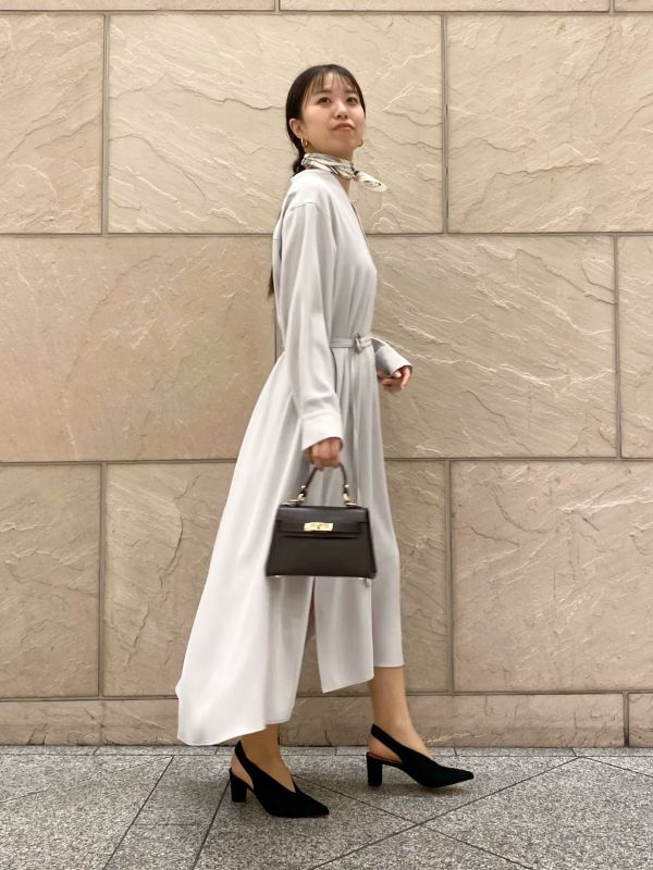 ROSSOのキレイめワンピース
オフィスカジュアルで活躍する名品です。
さらっと軽やかな生地感で着心地◎
身幅はかなりゆったりです。
ウエストで絞るとバランス良く着れます！
ベルトなしできるとざっくりカジュアルな印象になるので
スニーカーと合わせても相性◎です！