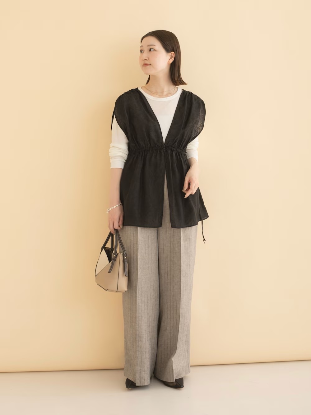 セミシアーのジャガード素材が可愛いジレトップス
お手持ちのワードローブにプラスして頂くだけで、スタイリングの幅が広がりますよ◎

リネン素材のストライプパンツはラメ糸入りで、さりげないアクセントに。
同素材でジャケットのご用意もあるので、ぜひチェックしてみてくださいね!