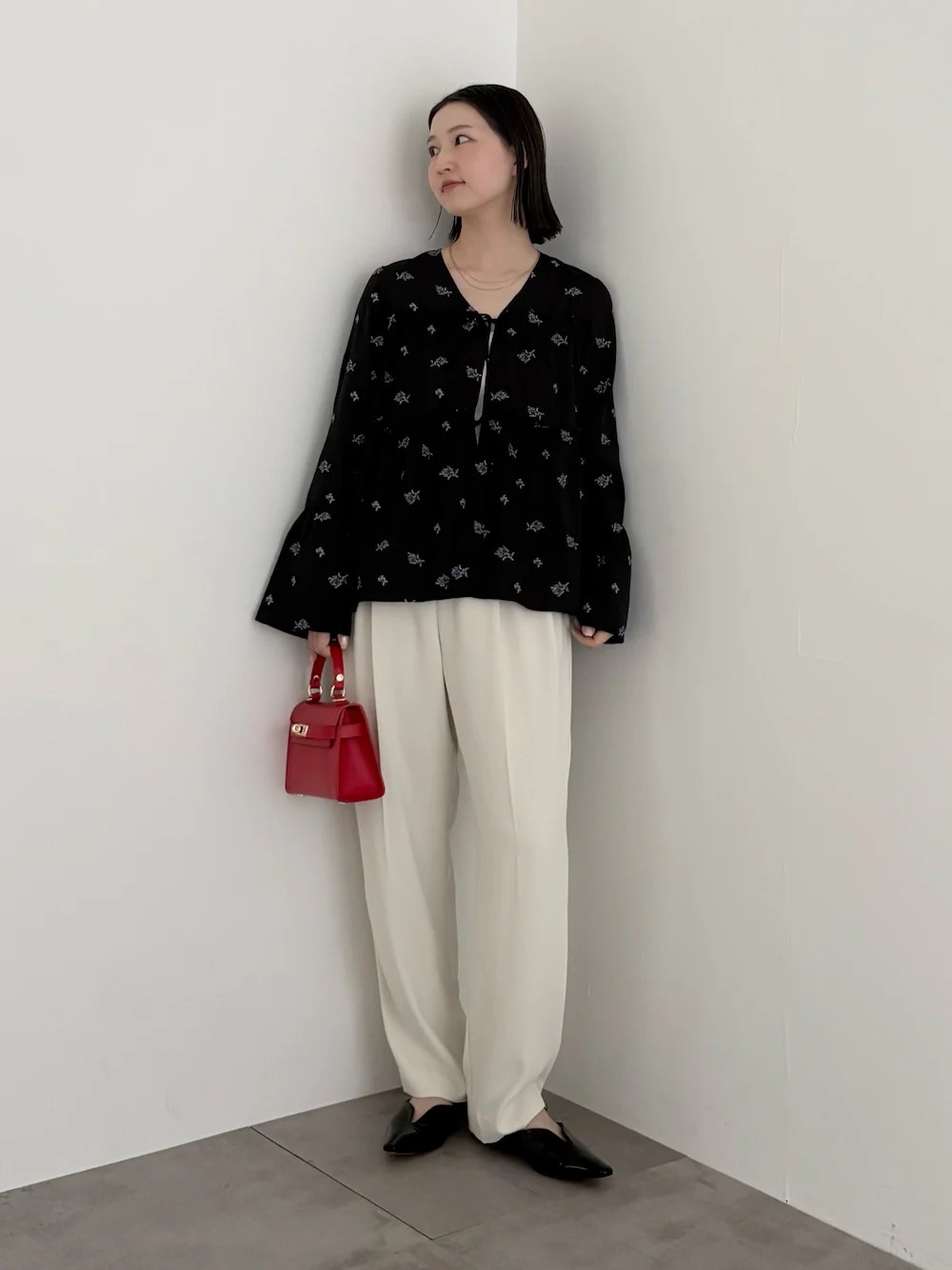 甘すぎないフラワー刺繍ブラウス。
ROSSOオリジナル柄なのがポイントです◎
同素材のスカートとセットアップで着用いただくのもおすすめです!

お仕事スタイルにもオススメの美シルエットパンツ。
布帛見えのジャージ素材を使用しているので、楽に着用いただけますよ◎