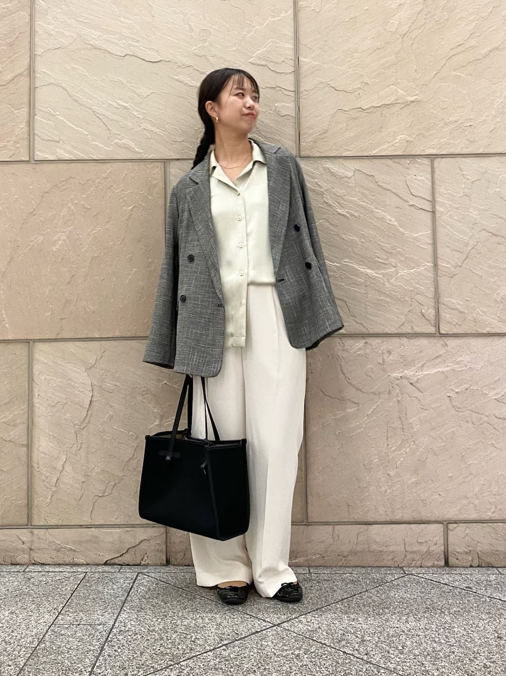 ROSSOで昨年大人気だったジャケット
ニットのような柔らかい素材。
ゆったりしたサイズ感ですが、肩のラインを拾ってくれるので
バランスよく着れます。
肩狭い小柄さんにこそおすすめしたいジャケットです！
シャツは滑らかなシルキーサテンの素材で着心地がとにかくいい！