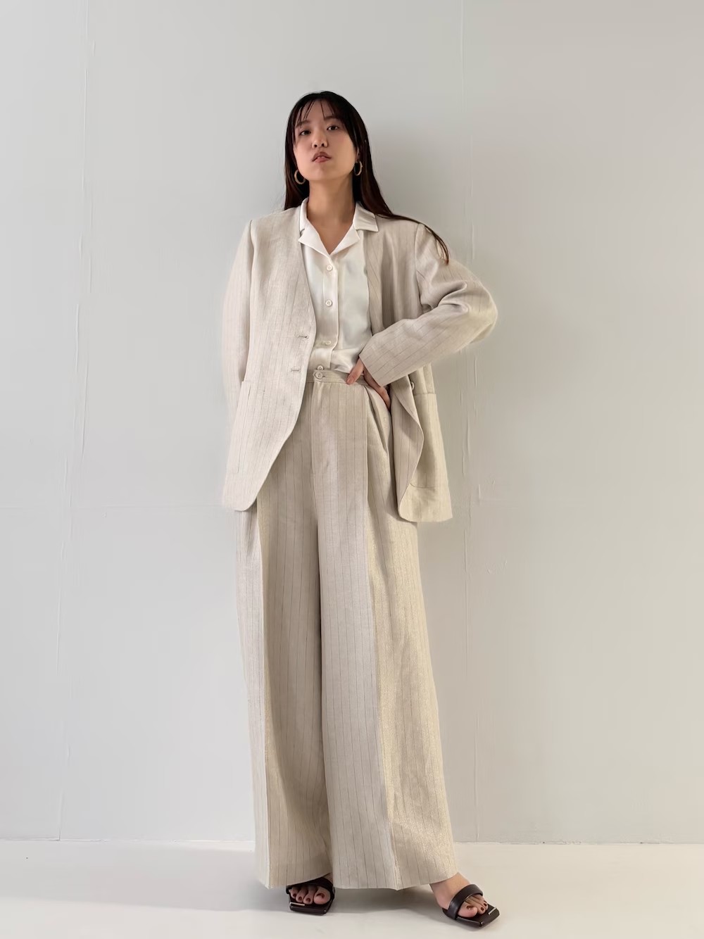 ROSSOのラメ入りリネンのセットアップ
柔らかいリネン素材が普段使いにも◎
ジャケットは少しオーバーめのサイズ感。
パンツもゆるめのワイドシルエット
長め丈なので買うなら36の方が丈ちょうど良いかなぁという感じです。