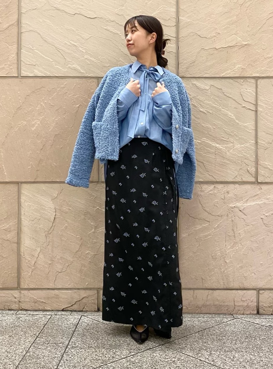 春カーディガン
もふもふのペーパーツイードが目を惹きます
こんなボリュームたっぷりなのに洗えるのが嬉しい！
刺繍スカート
総ゴムですが巻きスカートの形になっているので
リラクシーになりすぎず上品に使えます。
ストンと落ちるストレートで
身体のラインを拾わないのもありがたい。