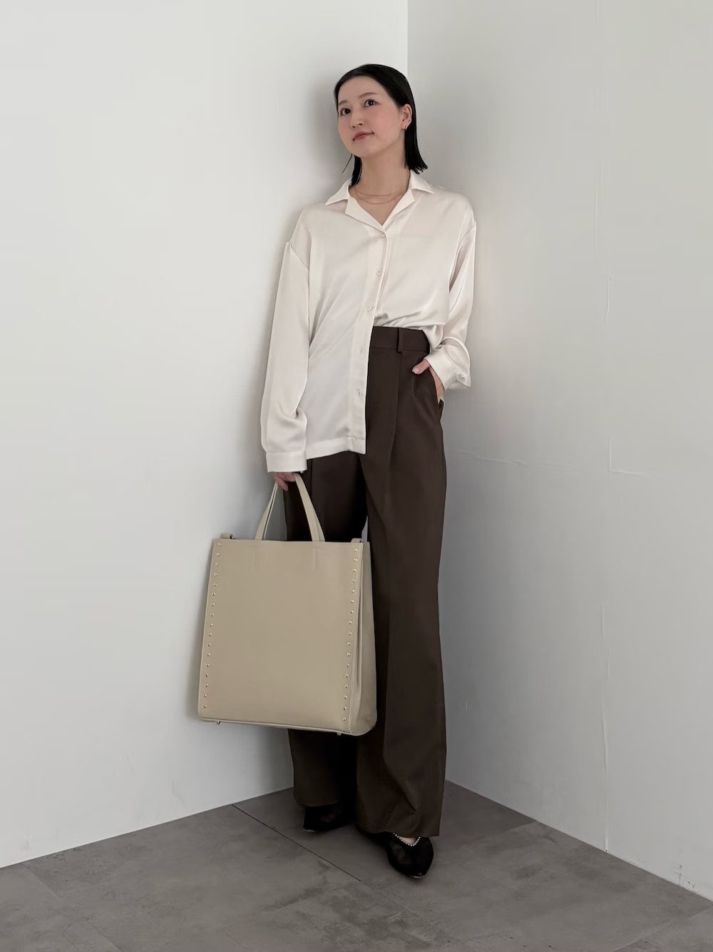 ニュアンスのある光沢感が可愛いサテンシャツ。
開襟デザインでお顔周りをすっきり見せてくれますよ◎

防シワ機能付きなのが嬉しい、ハイウエストパンツは、脚長効果抜群!
着回しが効くので、一本持っておくととても便利ですよ。