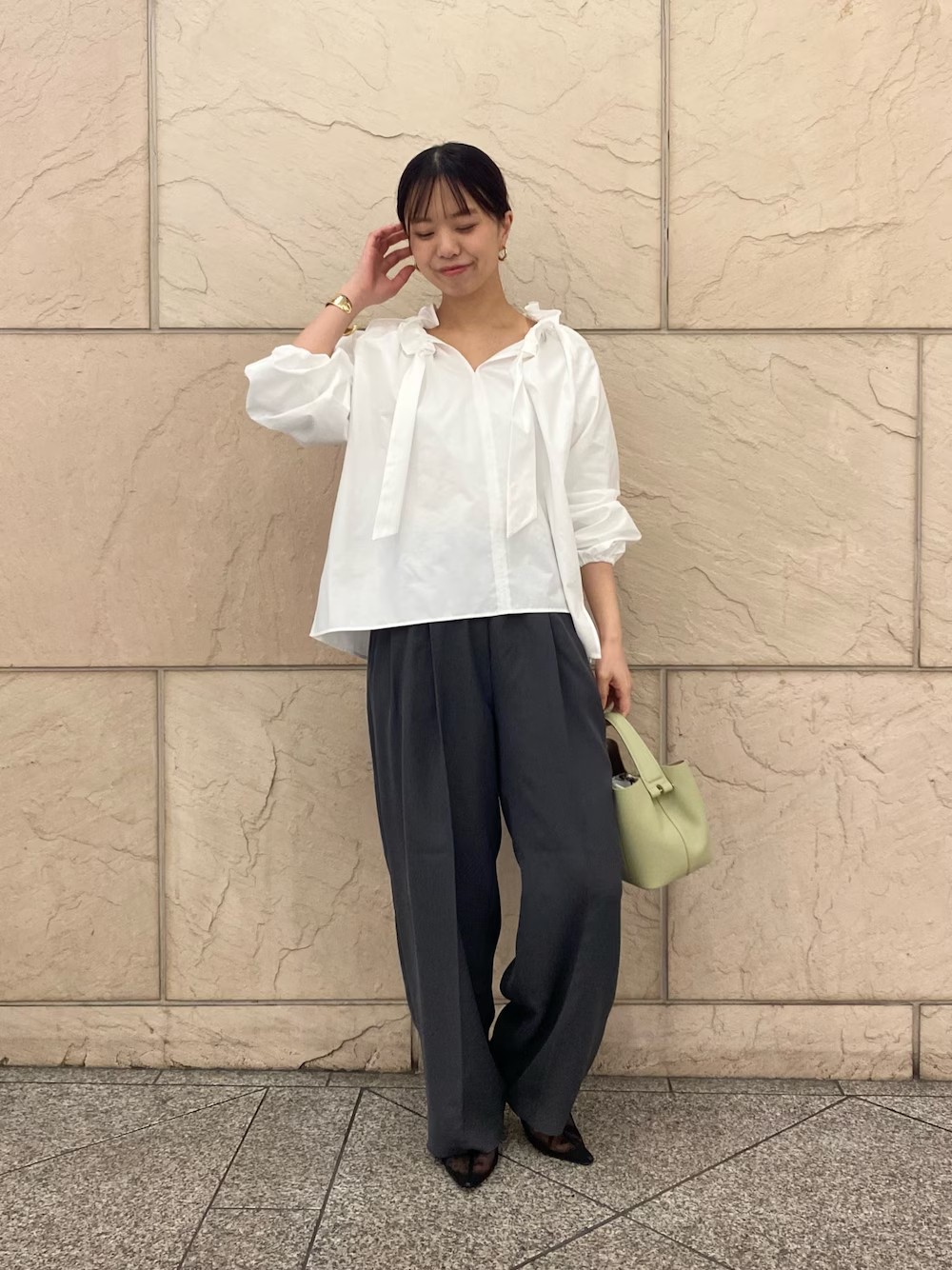 ROSSOのフリルブラウス
パリッと張りがある素材に
ボリューム感たっぷりのフリルネックが
甘くなりすぎず着れる大人の映えブラウスです。
透けづらい生地なのでインナーをあまり悩まず着れるのが◎