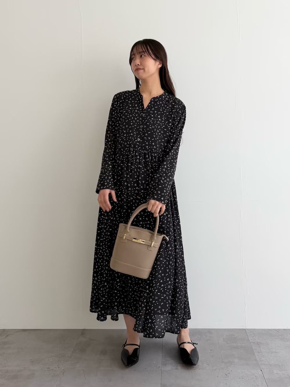 オンオフ兼用ワンピース
春になると何故かワンピが着たくなる！
さらっと一枚でコーデが完成して、
なんだか素敵に見えるシルエット。

ウエストから細かくギャザーが入っていて
さらに首がグッと長くみえるスキッパーなので
ゆったりシルエットでもスタイルアップして見えるんです◎