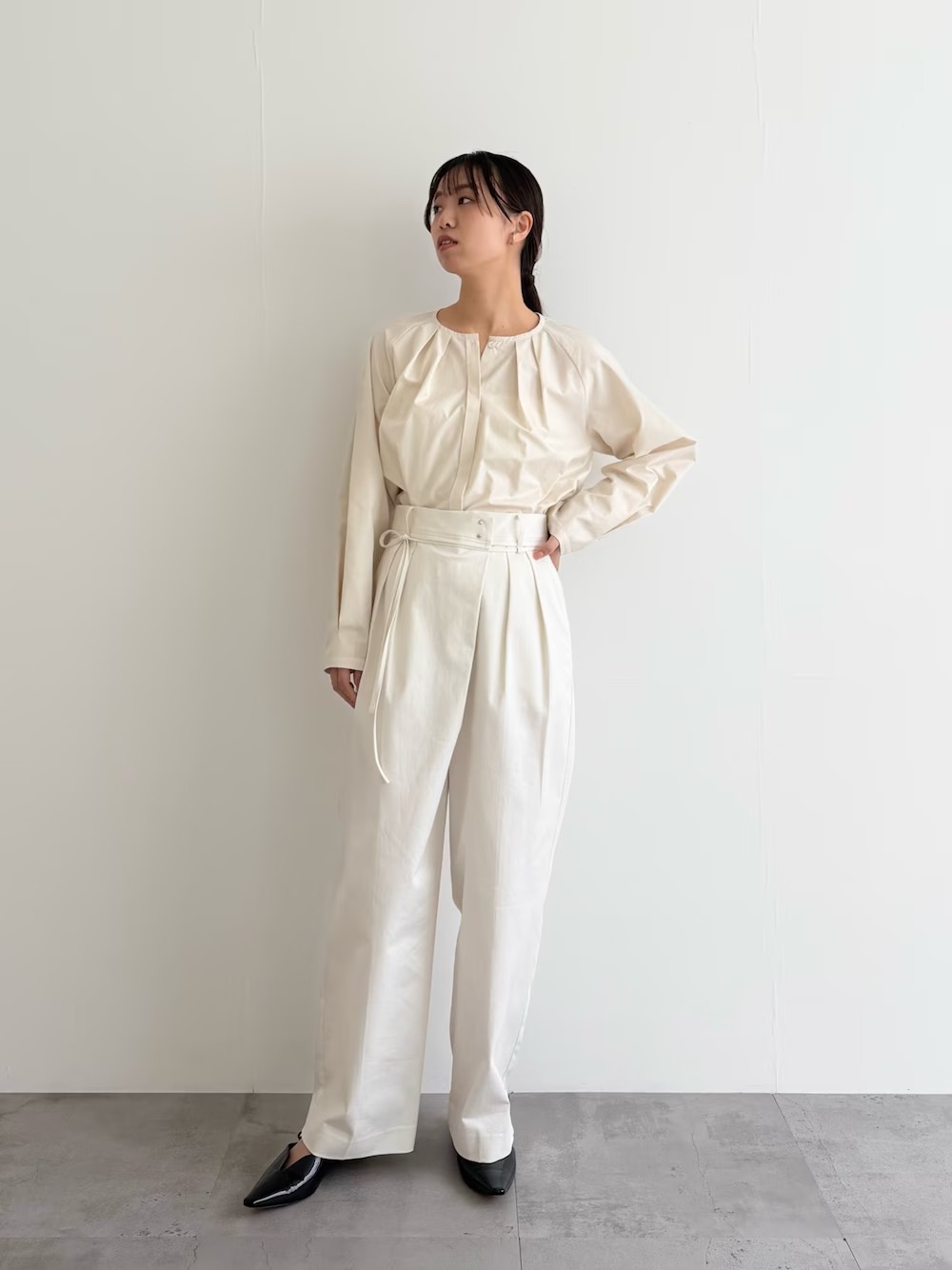 オンオフ兼用ブラウス
首元のタックが華やかでアクセなしで素敵に着ていただけます。
後ろもたっぷりのタックで360°どこから見ても映えます。
程よくハリありですがシャツとも違う
少し光沢感があり上品な印象でお仕事にも◎

クリーム系のカラーだとインナーが透けづらくて嬉しいです！