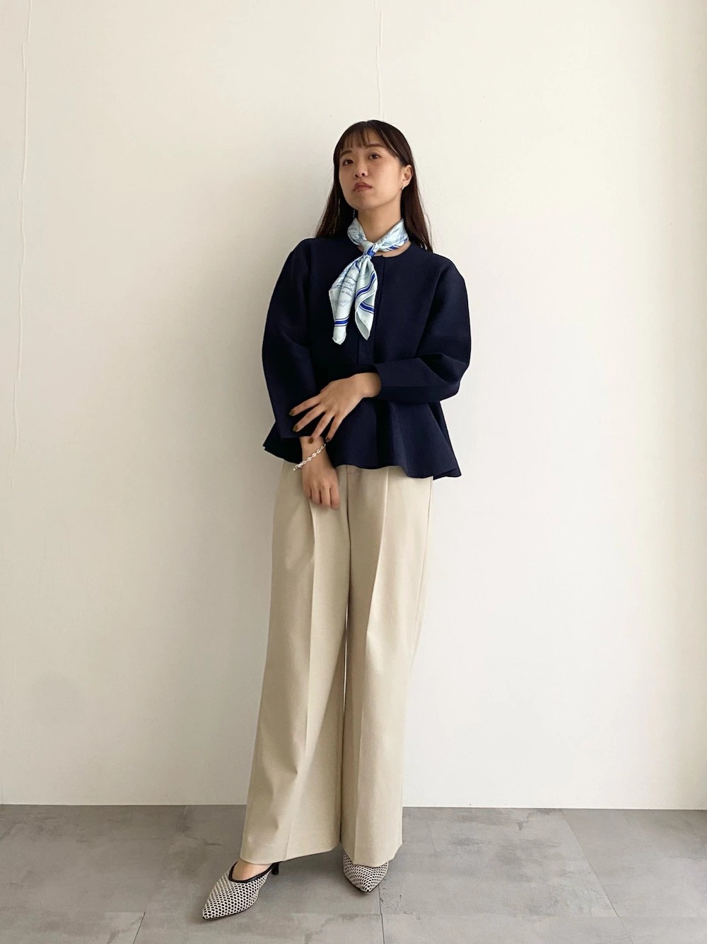 MARILYN MOON
ニット素材ですがハリのある不思議な生地
立体的なペプラムシルエットが
コーディネートの主役になってくれます。
ニット素材なので固さはなく着心地◎です！

スカーフをネックレス代わりに合わせて
オフィスカジュアルだけど華やかにしました